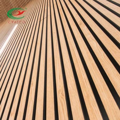 Lamelles en bois acoustiques durables inodores, panneaux en bois cannelés ignifuges