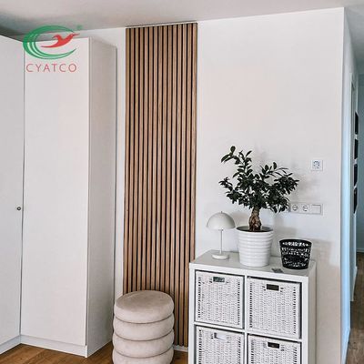 Le plafond décoratif a monté les panneaux en bois acoustiques de placage de panneaux de mur