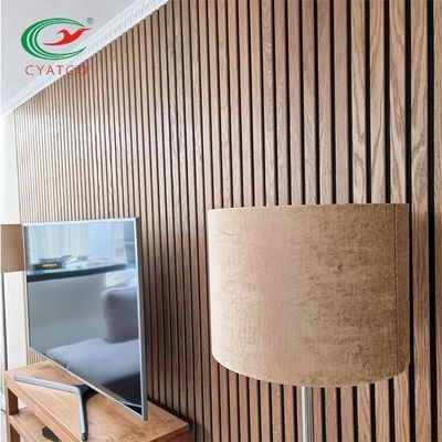 Mur naturel d'accent de lamelle en bois de chêne antidéflagrant pour la décoration de pièce