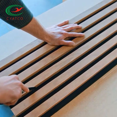Épaisseur en bois acoustique du panneau 21mm de lamelle de placage fixé au mur