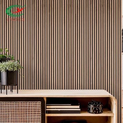 Mur naturel d'accent de lamelle en bois de chêne antidéflagrant pour la décoration de pièce